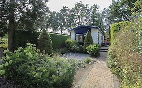Chalet Voorzien Van Alle Gemakken In Een Bosrijke Omgeving